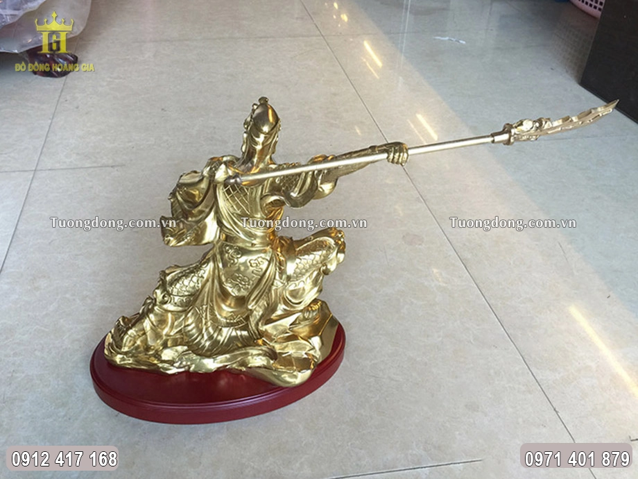 Hình ảnh phía sau của bức tượng đồng